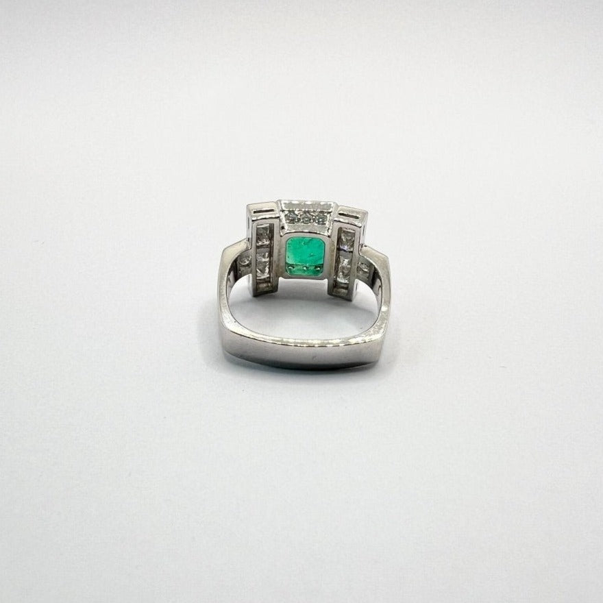 Bague en or blanc, diamants et émeraude - Castafiore