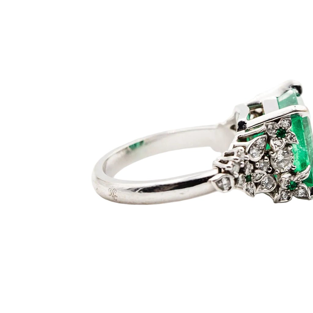 Bague en or blanc, émeraude de Colombie et diamants - Castafiore