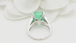 Bague en or blanc, Emeraude de Colombie et diamants - Castafiore