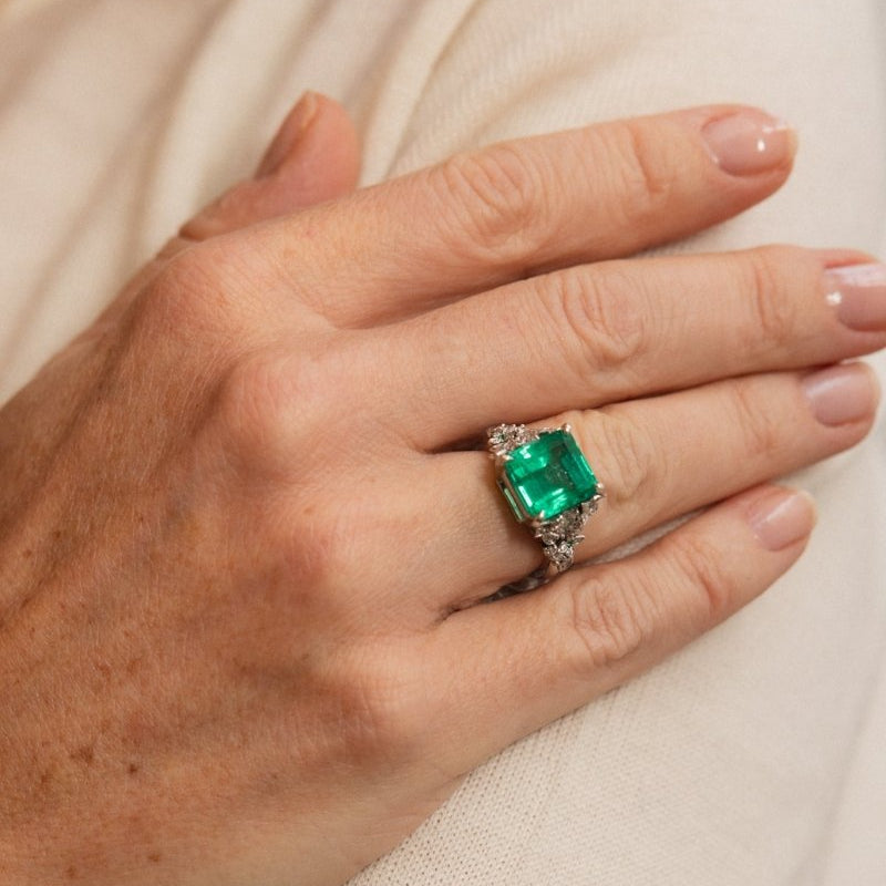 Bague en or blanc, émeraude de Colombie et diamants - Castafiore