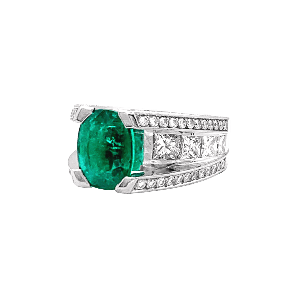 Ring white gold, emerald and diamonds.