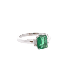 Bague en or blanc, émeraude et diamants - Castafiore