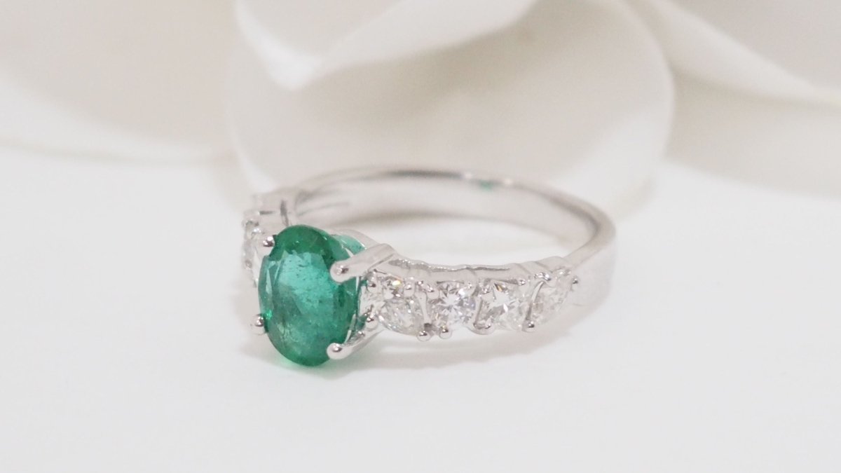 Bague en or blanc, émeraude et diamants - Castafiore
