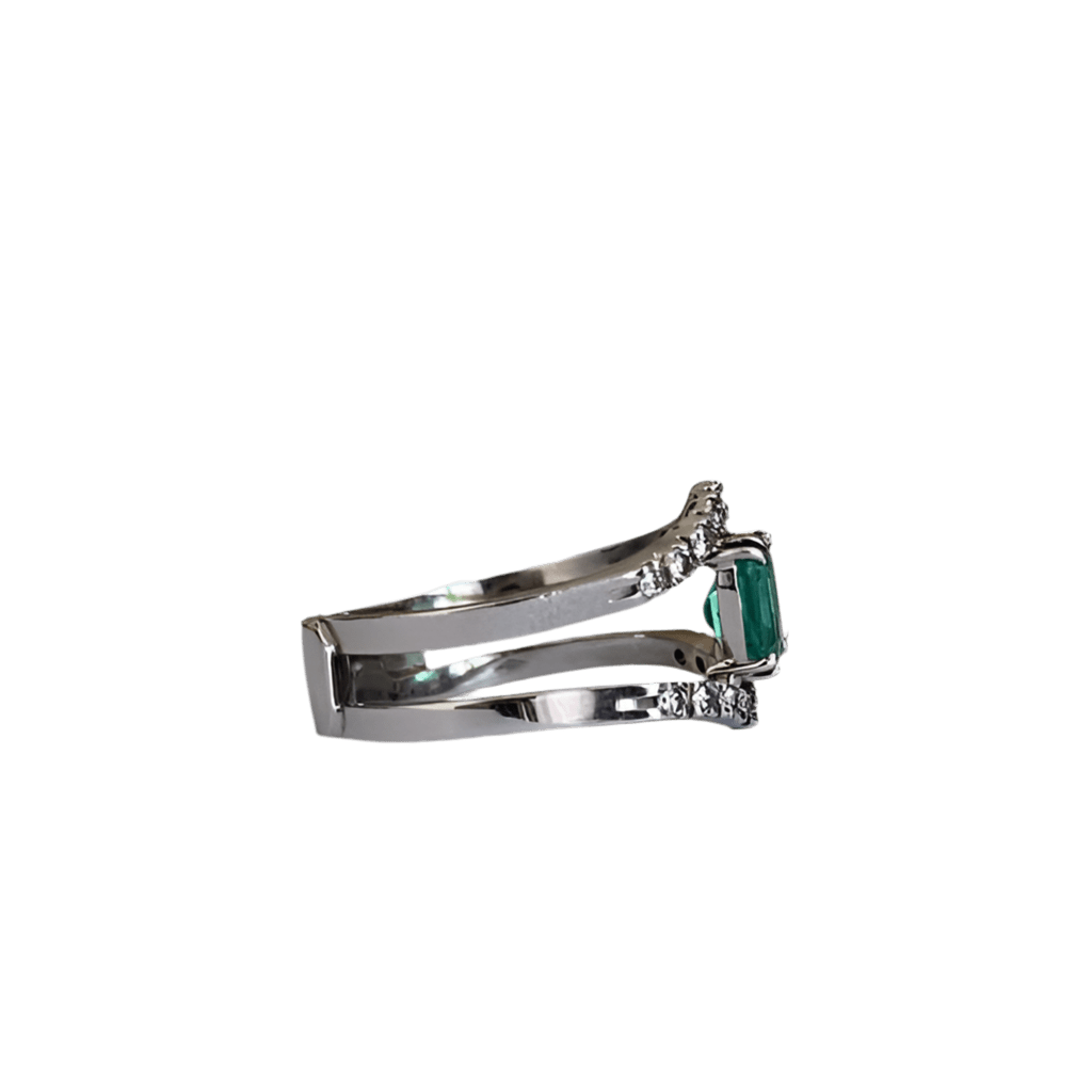 Bague en or blanc, émeraude et diamants - Castafiore