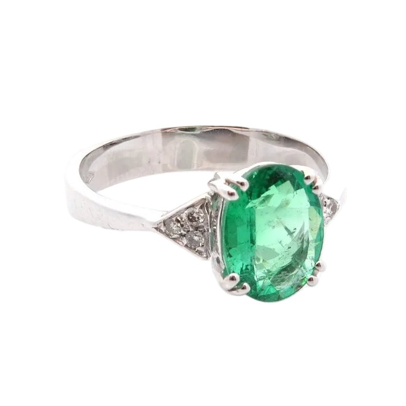 Ring emerald and diamonds in 18k gold