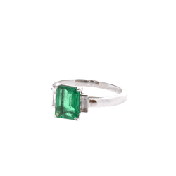 Bague en or blanc, émeraude et diamants - Castafiore