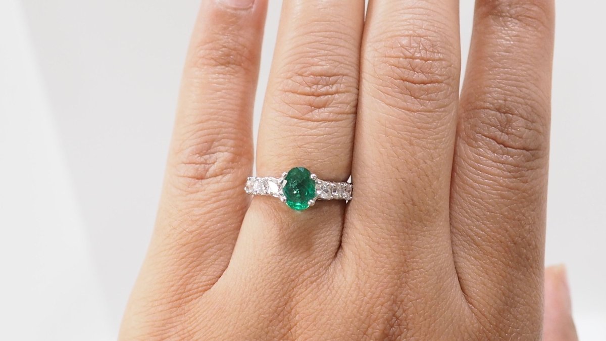 Bague en or blanc, émeraude et diamants - Castafiore