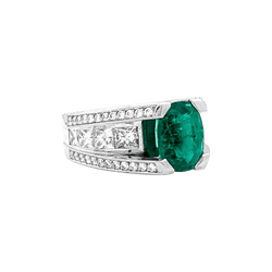 Ring white gold, emerald and diamonds.