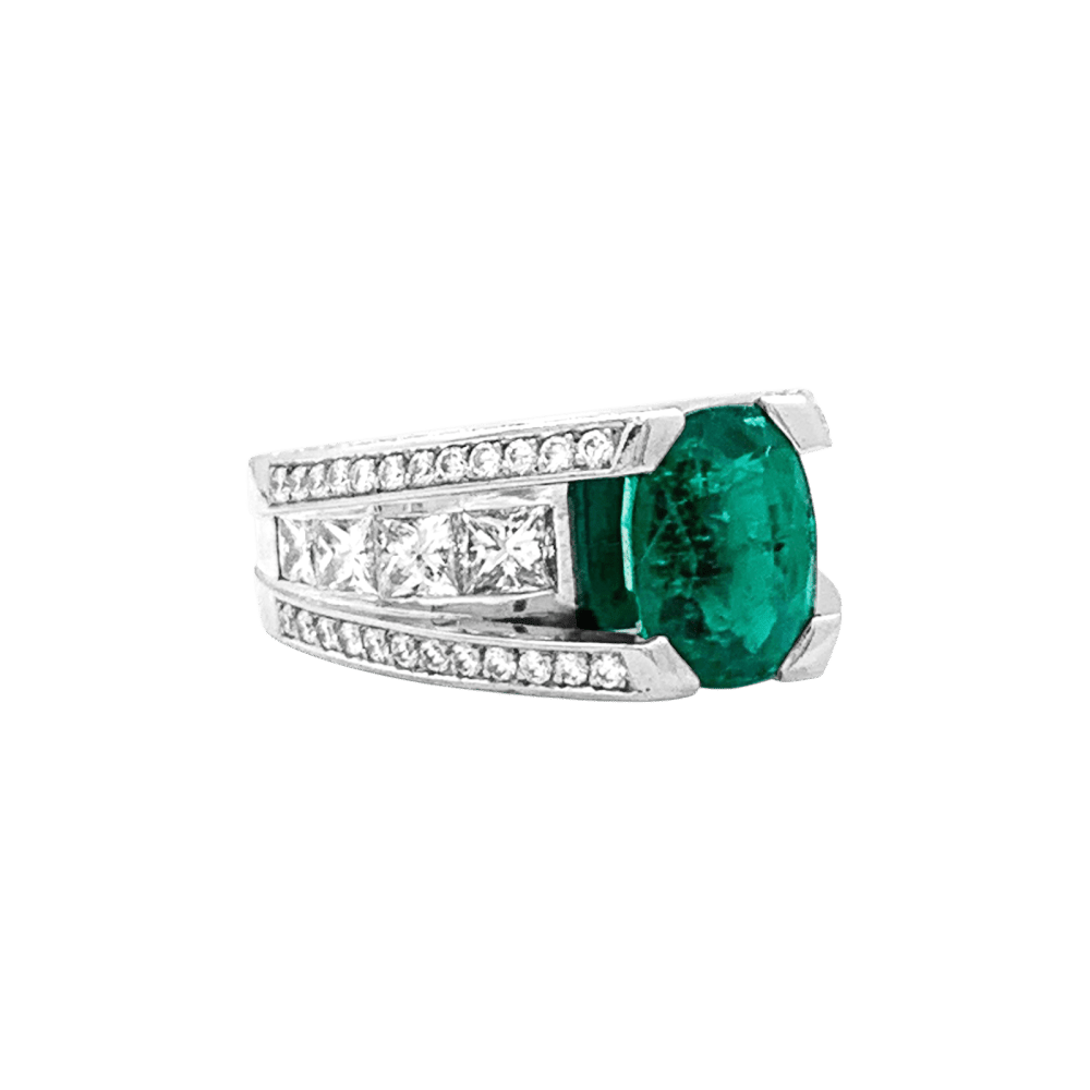 Ring white gold, emerald and diamonds.