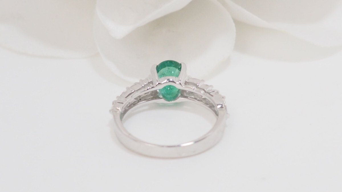 Bague en or blanc, émeraude et diamants - Castafiore