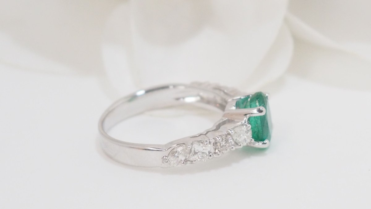 Bague en or blanc, émeraude et diamants - Castafiore