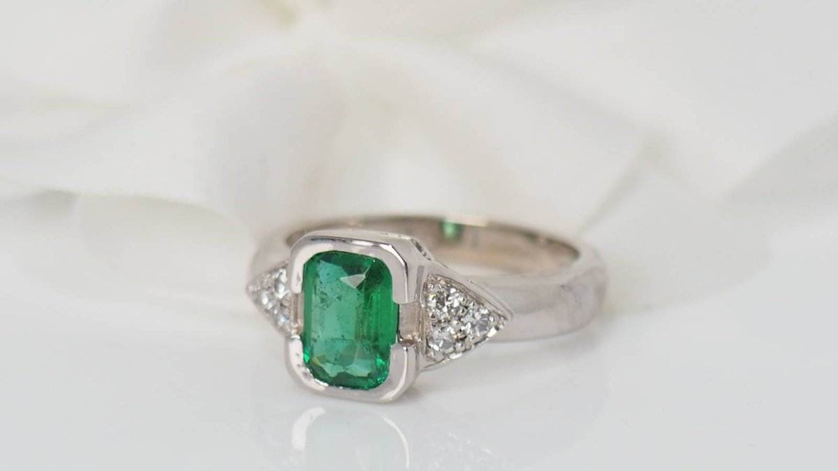 Bague en or blanc, émeraude et diamants - Castafiore