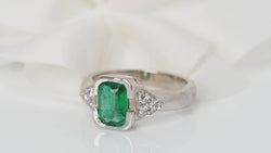 Bague en or blanc, émeraude et diamants - Castafiore