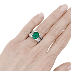 Ring white gold, emerald and diamonds.