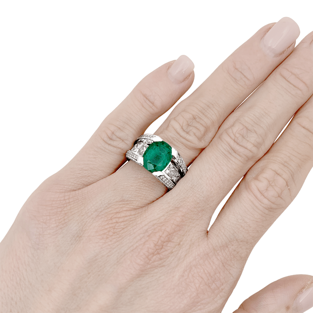 Ring white gold, emerald and diamonds.