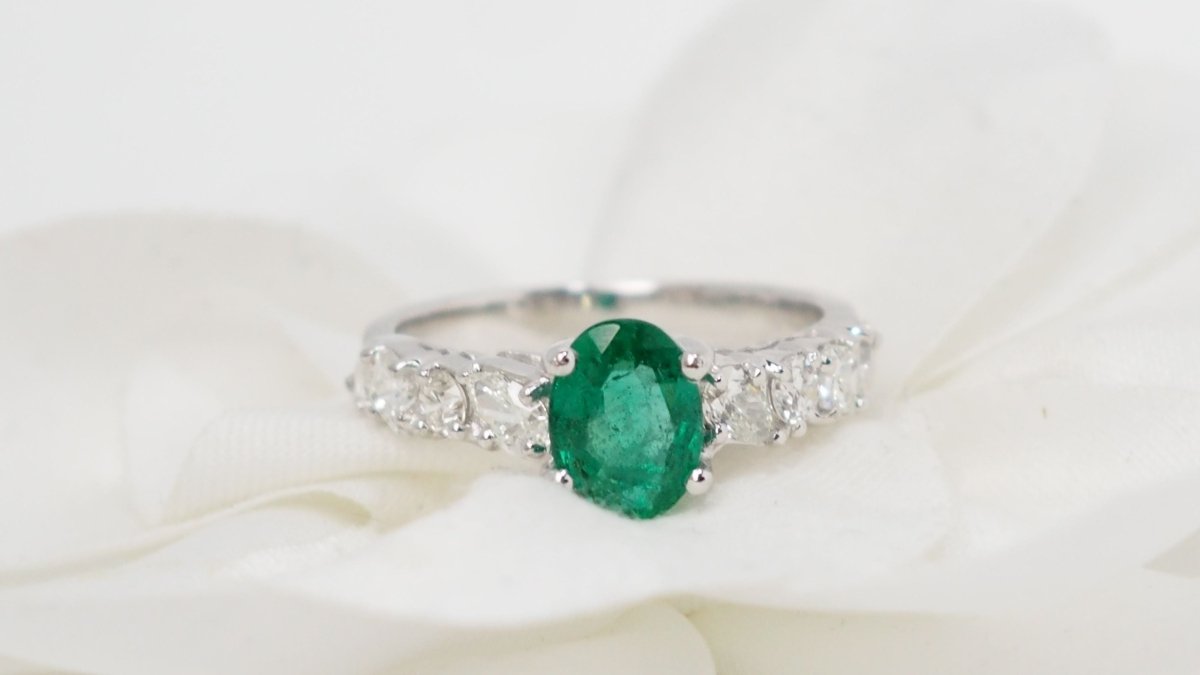 Bague en or blanc, émeraude et diamants - Castafiore