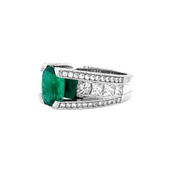 Ring white gold, emerald and diamonds.