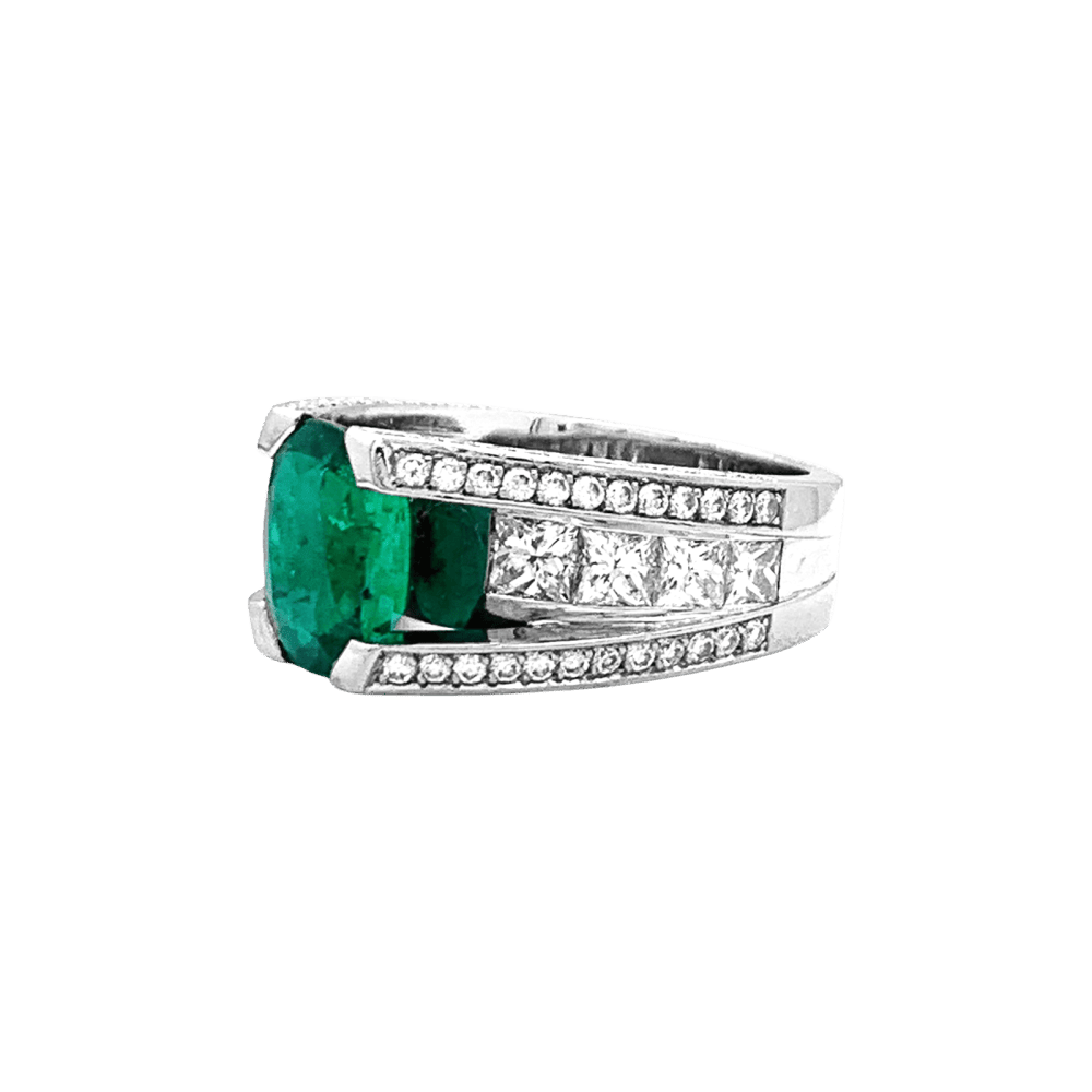 Ring white gold, emerald and diamonds.