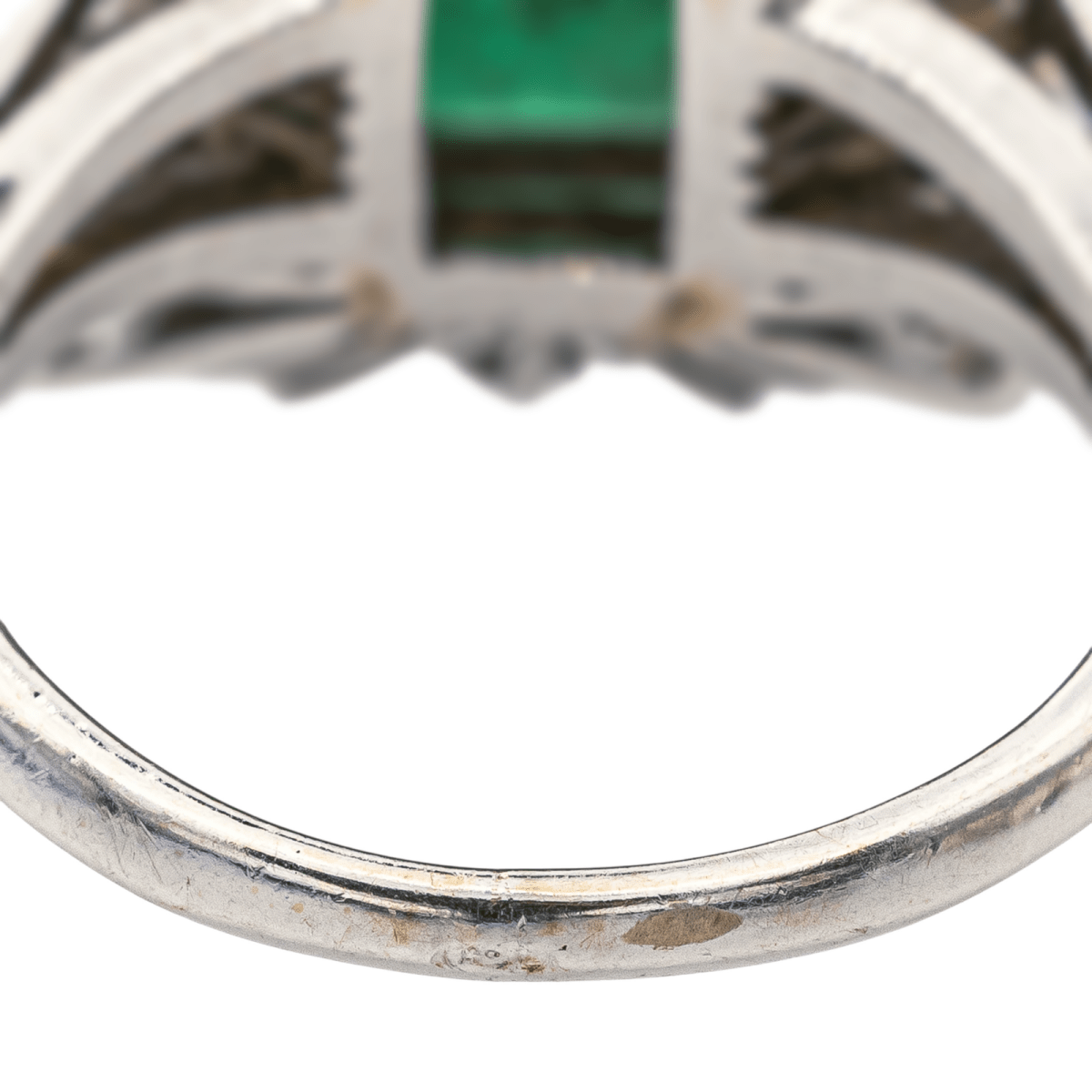 Bague en or blanc, émeraude et diamants - Castafiore