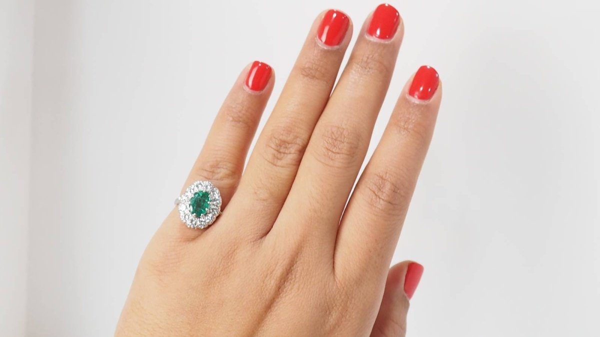 Bague en or blanc, émeraude et diamants - Castafiore