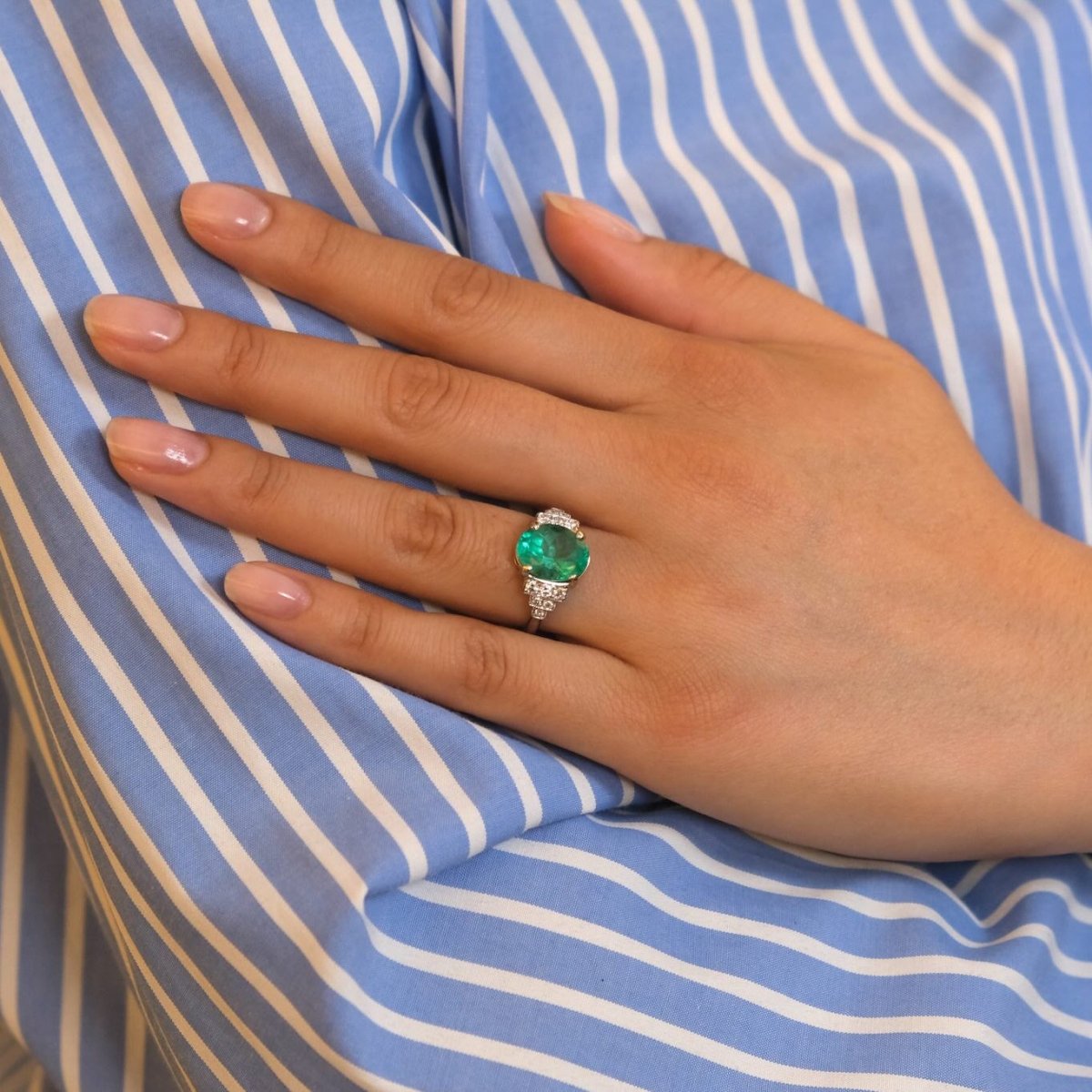 Ring emerald 3.51cts and diamonds in 18k gold