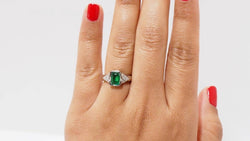 Bague en or blanc, émeraude et diamants - Castafiore