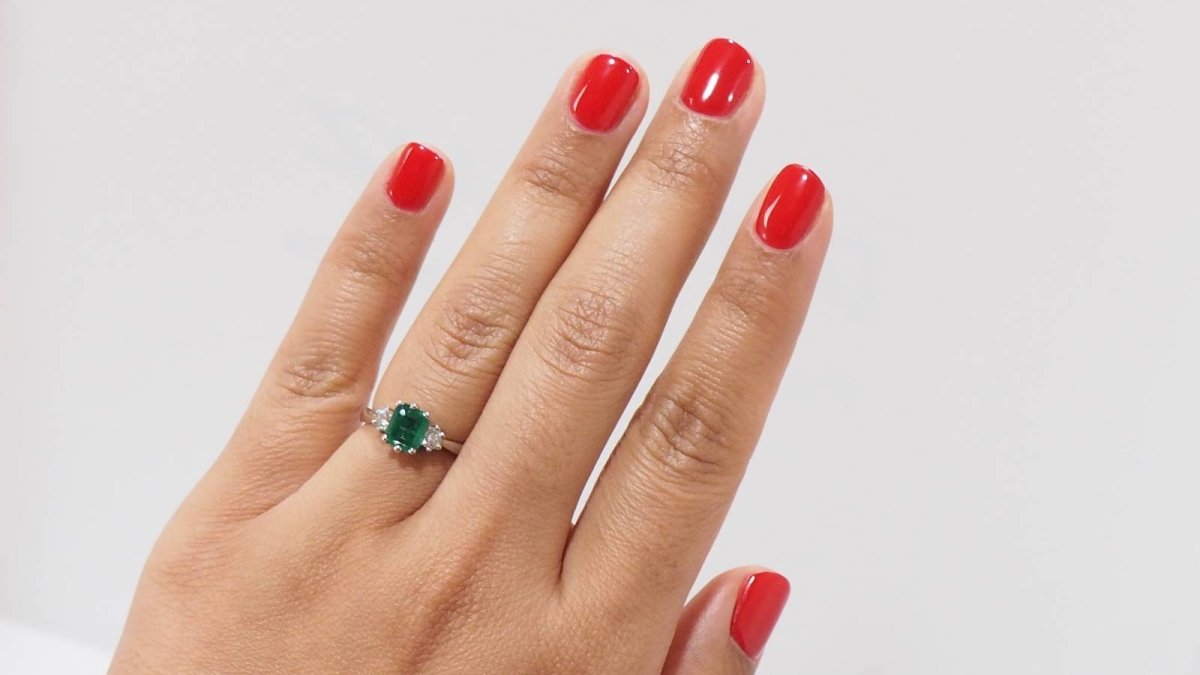 Bague en or blanc, émeraude et diamants - Castafiore