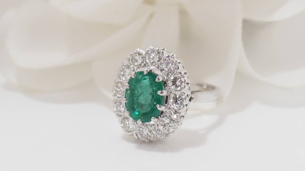 Bague en or blanc, émeraude et diamants - Castafiore