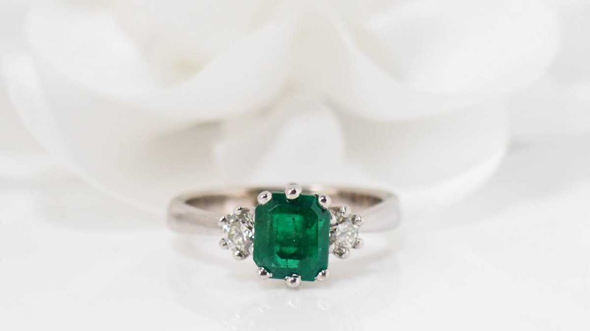 Bague en or blanc, émeraude et diamants - Castafiore