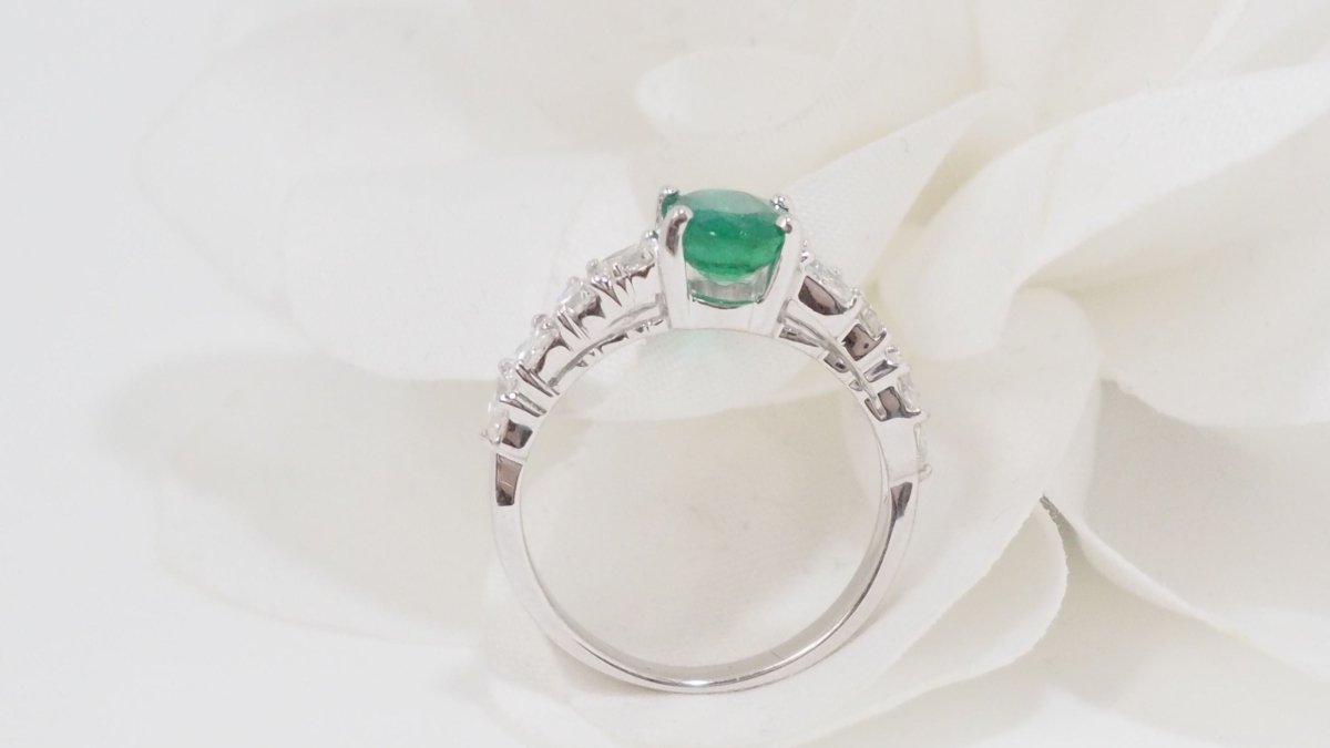 Bague en or blanc, émeraude et diamants - Castafiore