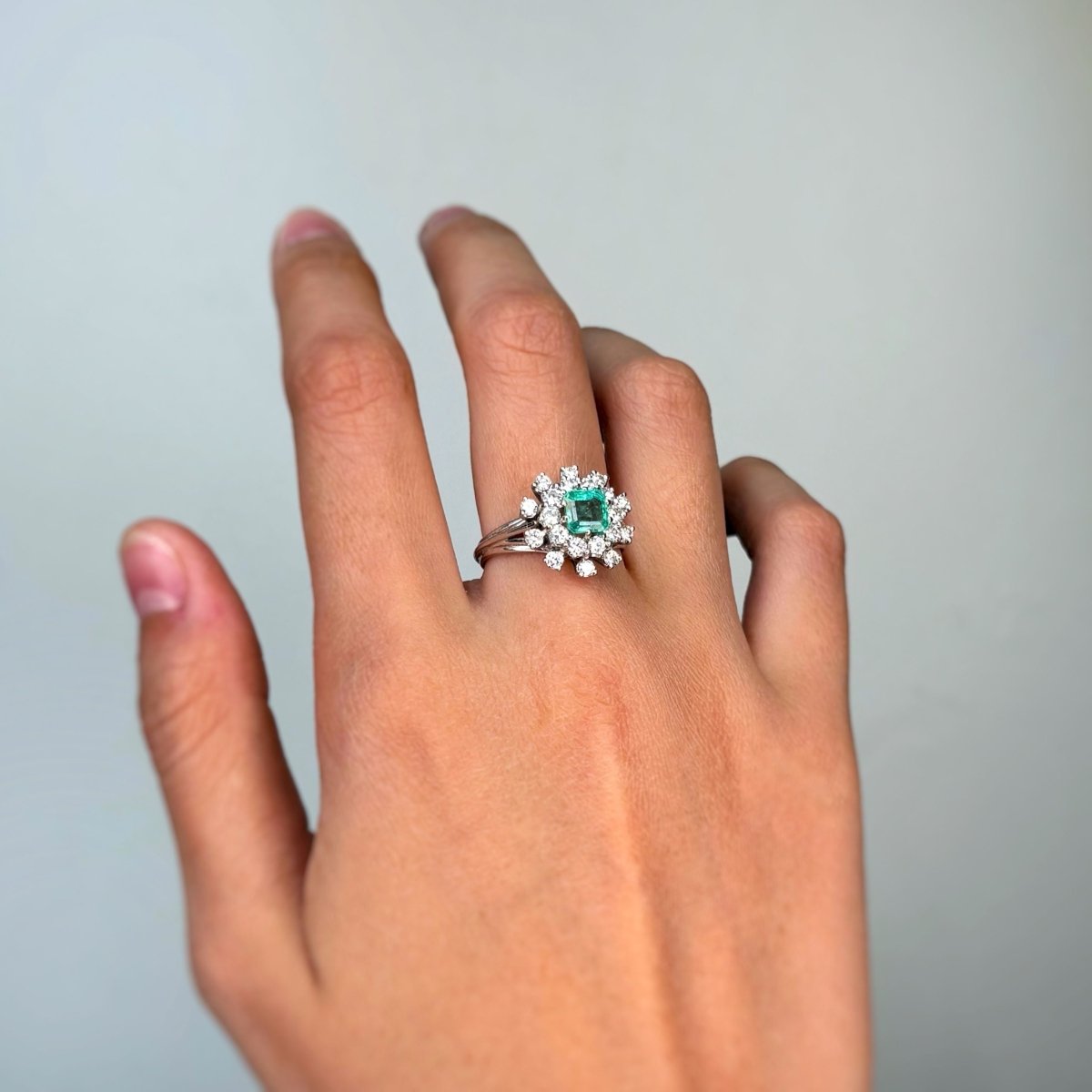Bague en or blanc, émeraude, et diamants - Castafiore