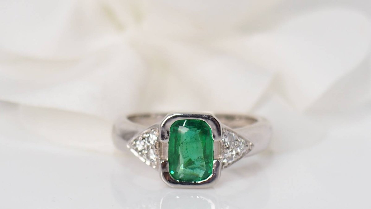 Bague en or blanc, émeraude et diamants - Castafiore