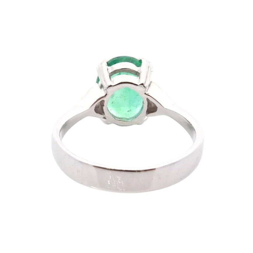 Ring emerald and diamonds in 18k gold
