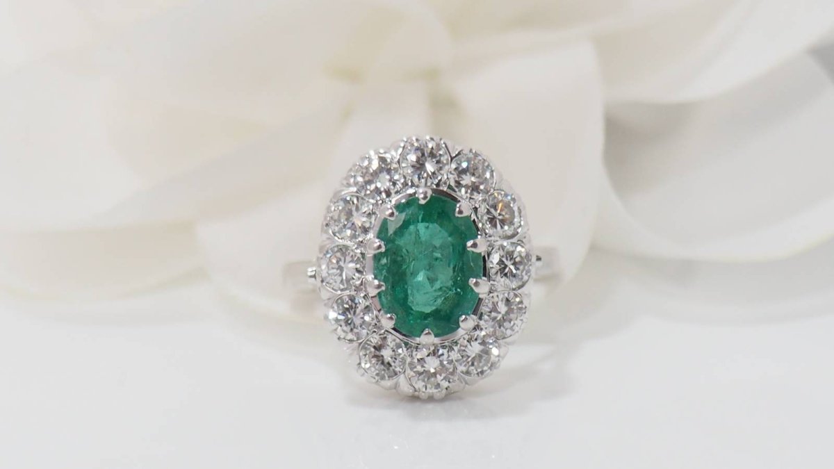 Bague en or blanc, émeraude et diamants - Castafiore