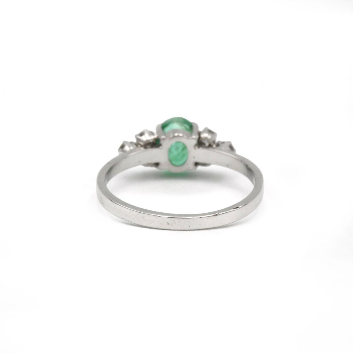 Bague en or blanc, émeraude et diamants - Castafiore