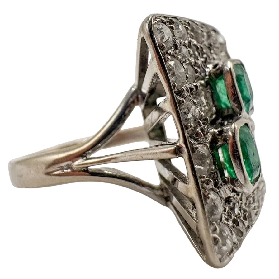 Bague en or blanc, émeraudes et diamants - Castafiore