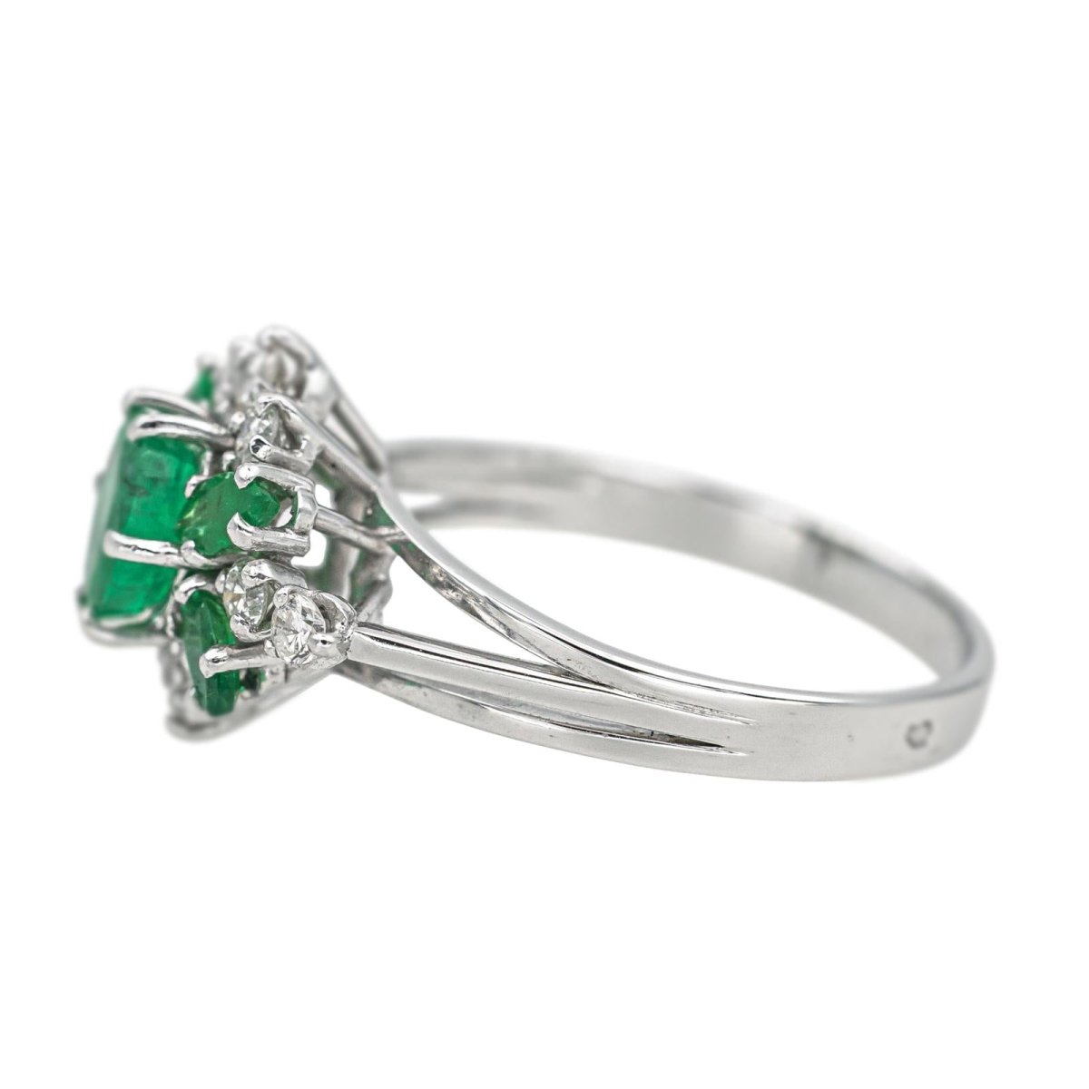 Bague en or blanc, émeraudes et diamants - Castafiore