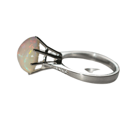 Bague en or blanc, opale et diamants - Castafiore