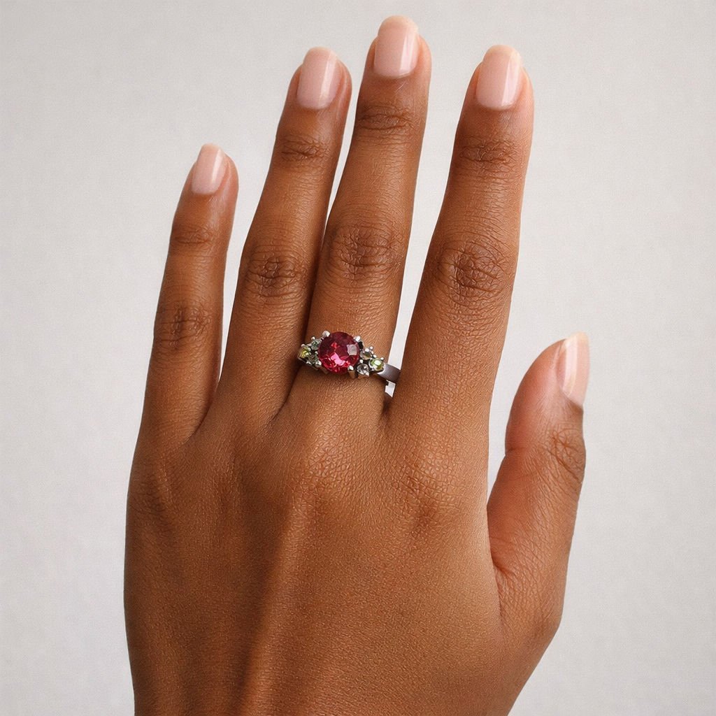 Bague en or blanc, péridots et tourmaline - Castafiore