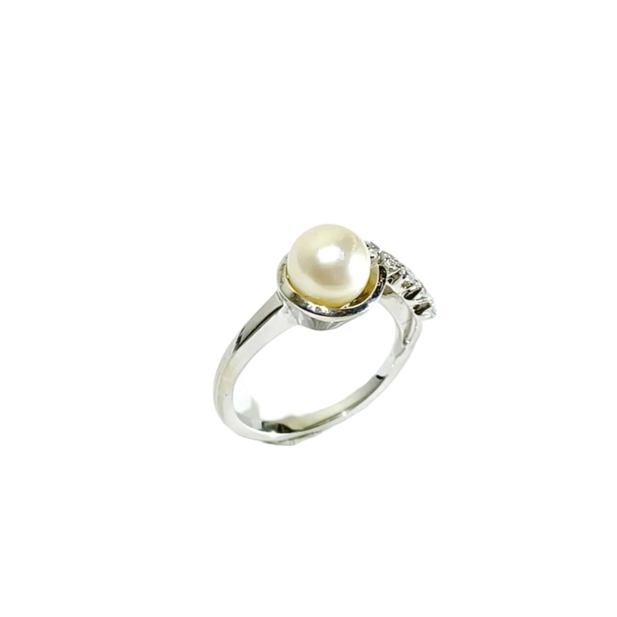 Bague en or blanc, perle, et diamants - Castafiore