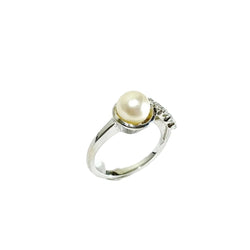 Bague en or blanc, perle, et diamants - Castafiore
