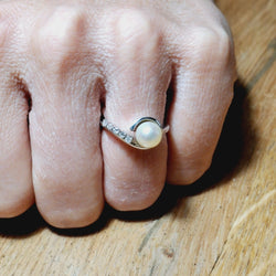 Bague en or blanc, perle, et diamants - Castafiore