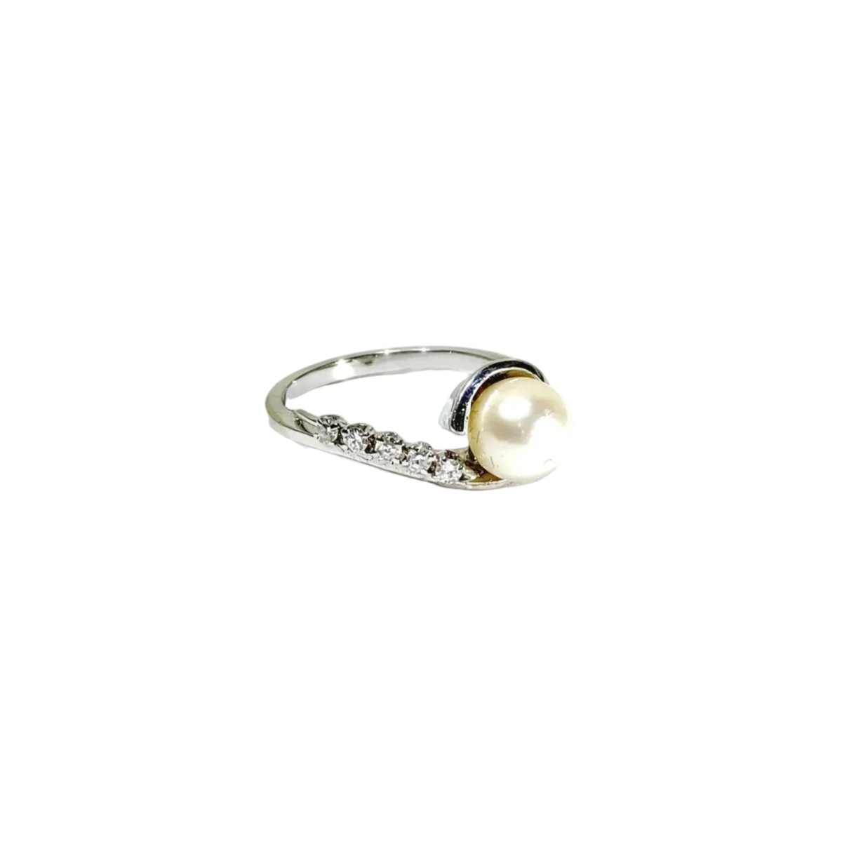 Bague en or blanc, perle, et diamants - Castafiore