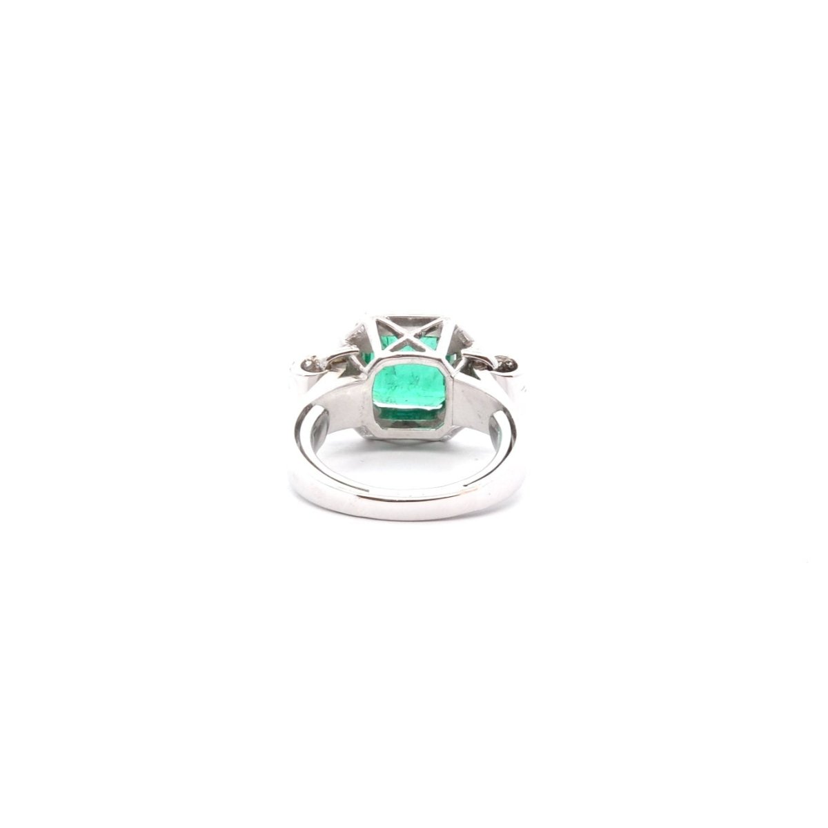 Bague en or blanc, platine, émeraude et diamants - Castafiore