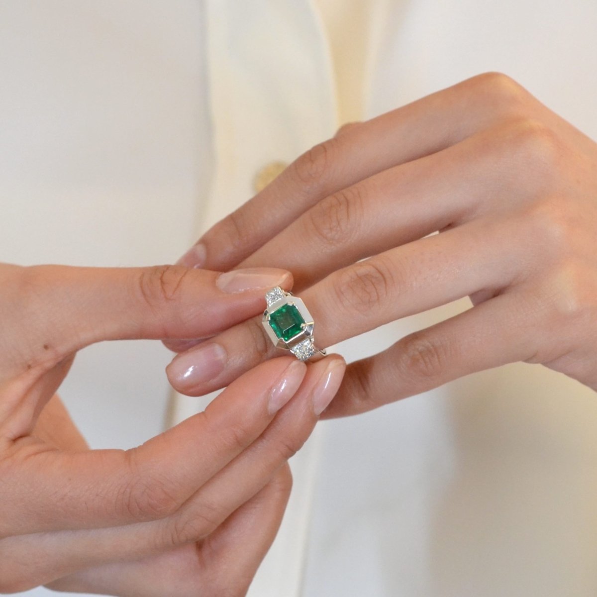 Bague en or blanc, platine, émeraude et diamants - Castafiore