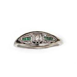 Bague en or blanc, platine, émeraudes et diamants
