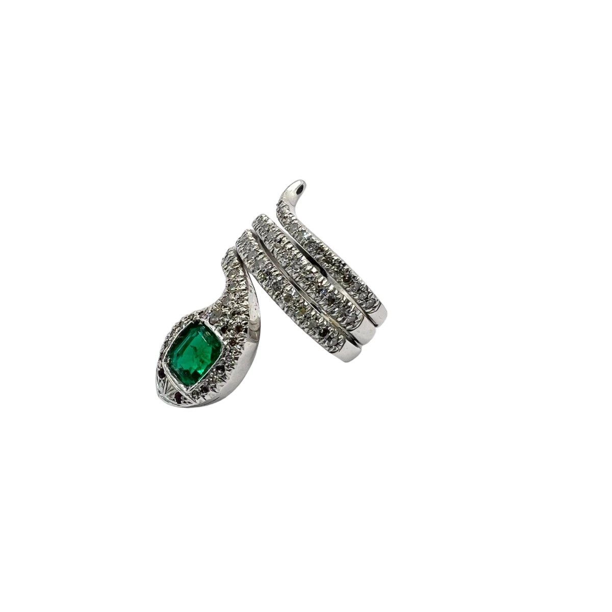 Bague en or blanc, rubis, émeraude et diamants - Castafiore