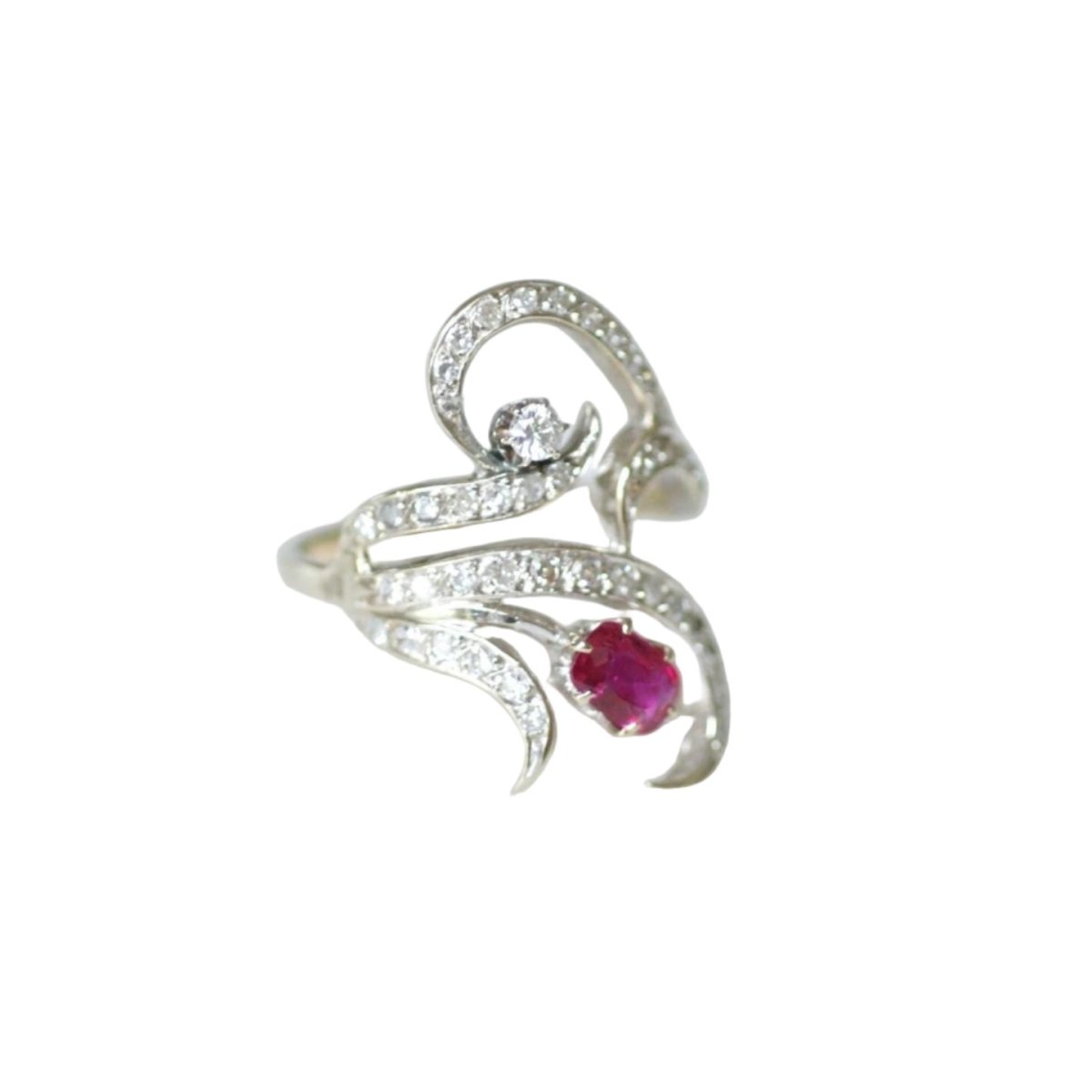 Bague en or blanc, rubis, et diamants - Castafiore