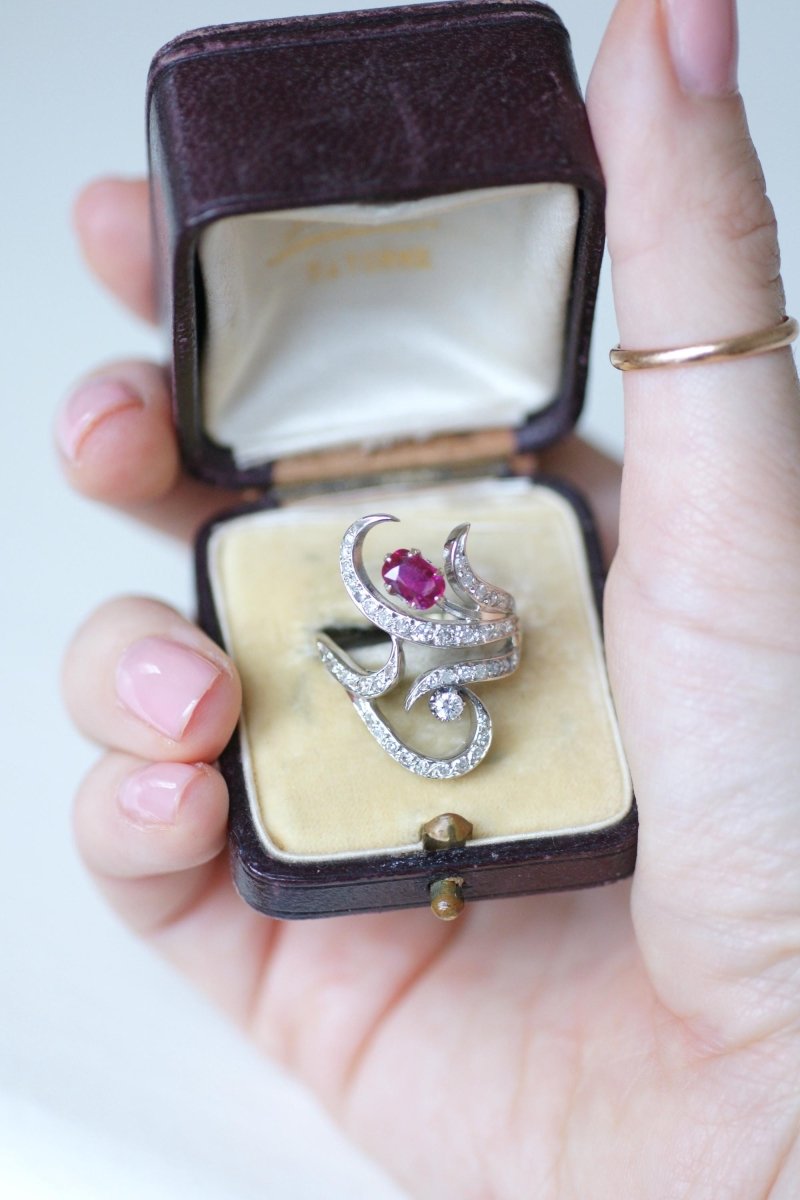 Bague en or blanc, rubis, et diamants - Castafiore