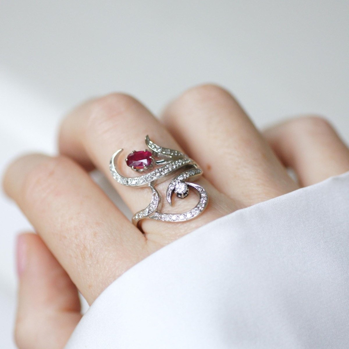 Bague en or blanc, rubis, et diamants - Castafiore